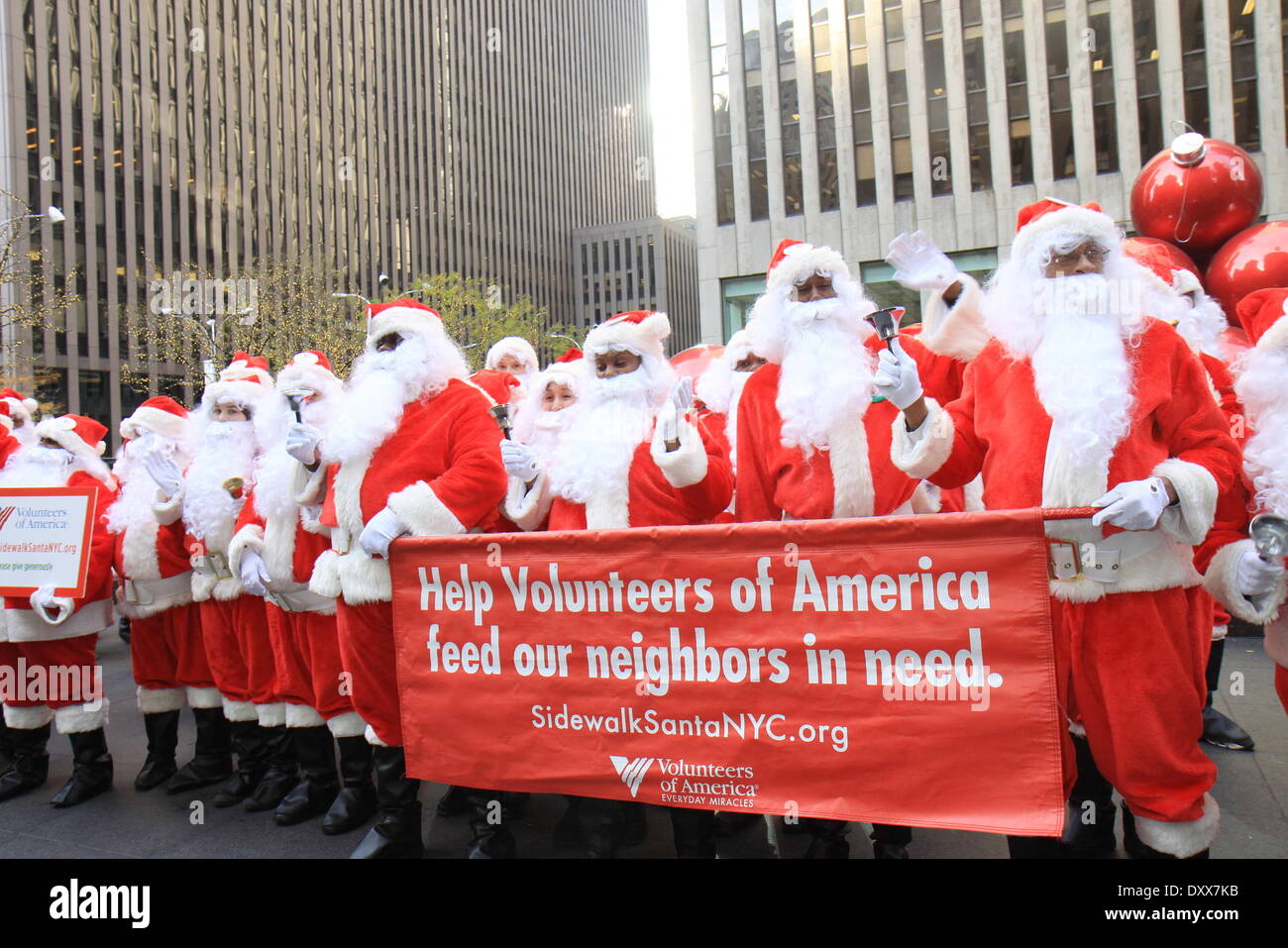 Más de 50 completamente vestida Santas asistió a la 110ª Anual de la vereda Santa campaña en Midtown Manhattan para recordarle a la gente para ayudar a alimentar a los necesitados con: Más de 50 completamente vestida Santas asistió a la 110ª Anual de la vereda Santa campaña en Midtown Manh Foto de stock