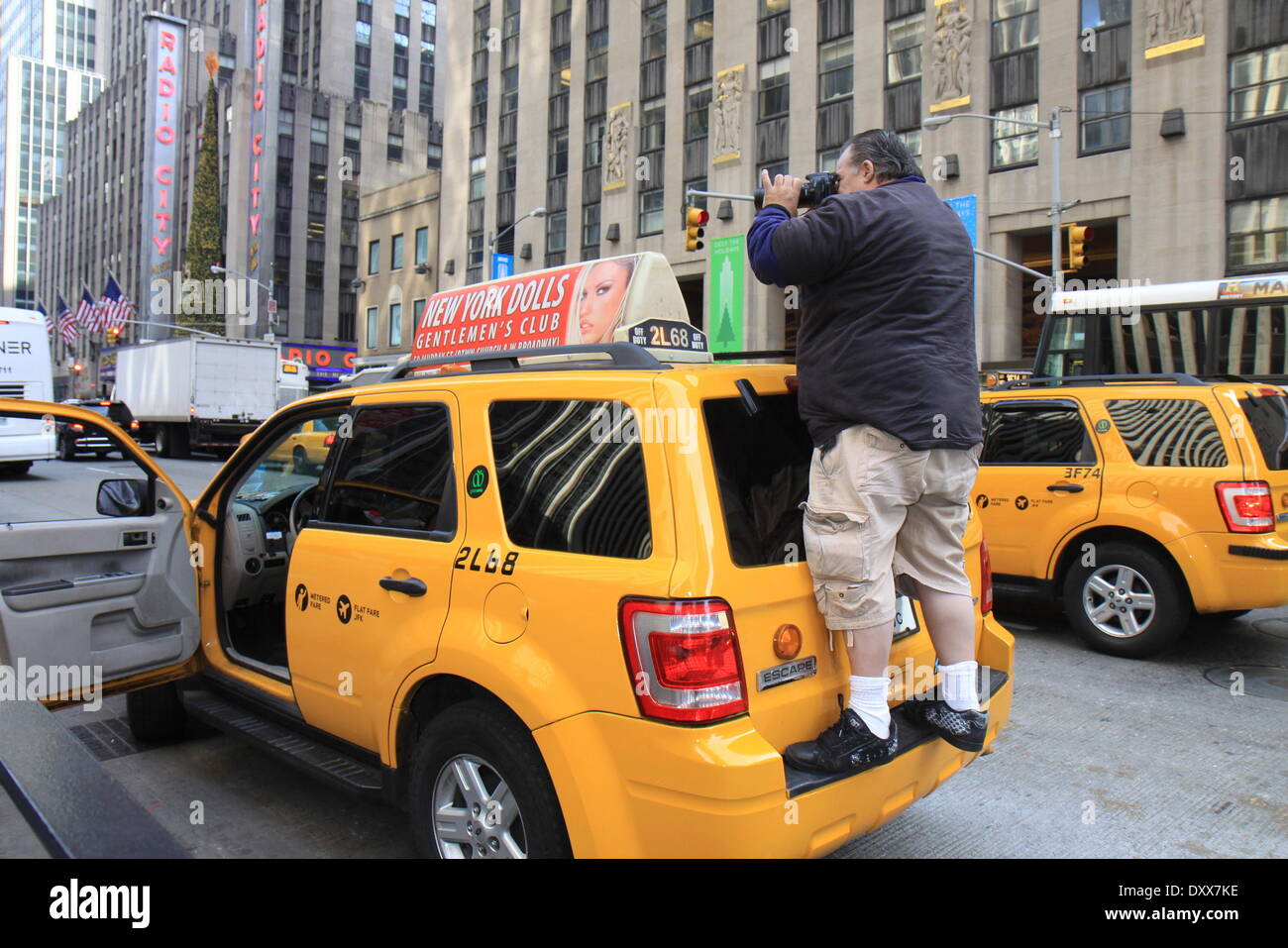 Un taxista fotografías como más de 50 completamente vestida Santas asistió a la 110ª Anual de la vereda Santa campaña en Midtown Manhattan para recordarle a la gente para ayudar a alimentar a los necesitados que incluye: un taxista fotografías como más de 50 completamente vestida Santas attende Foto de stock
