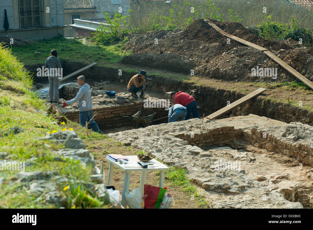 Excavaciones arqueológicas en el teatro romano de Pula Foto de stock