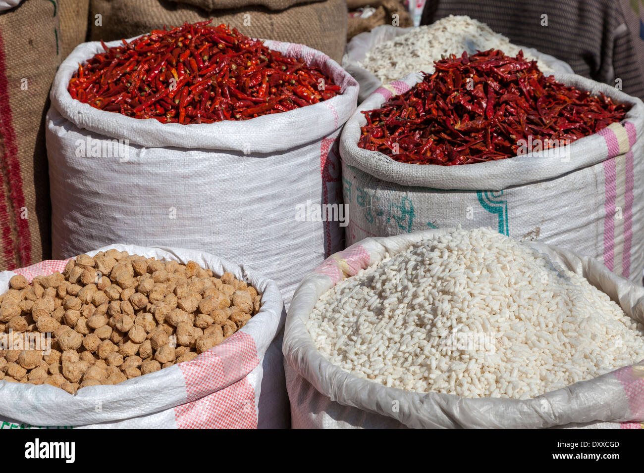Dehradun, India. Los Chiles, arroz soplado, pelotas de soja en polvo. Foto de stock