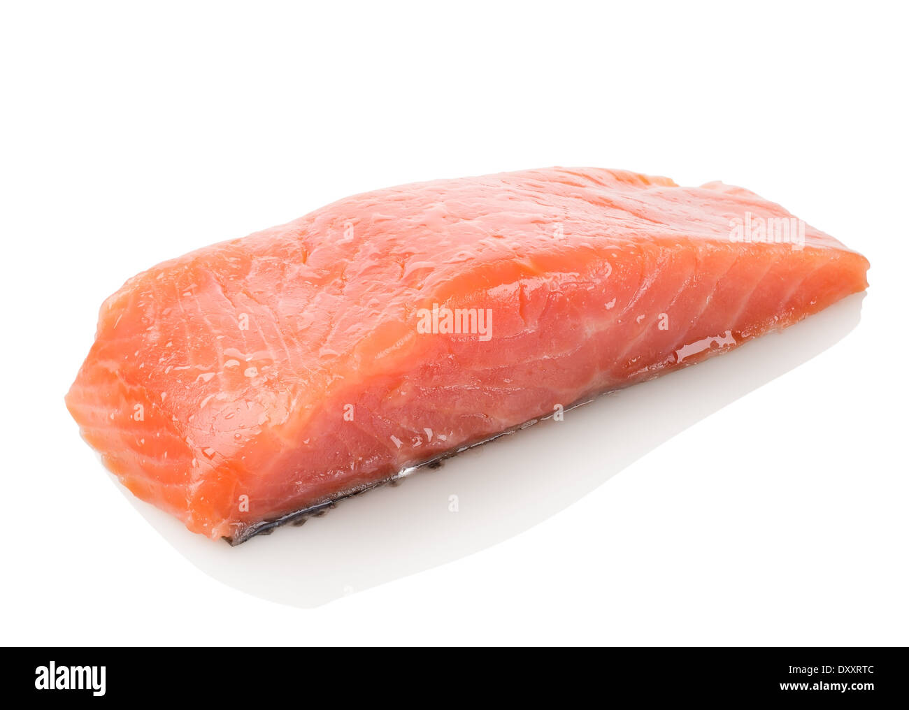 Filete de pescado rojo aislado sobre un fondo blanco. Foto de stock