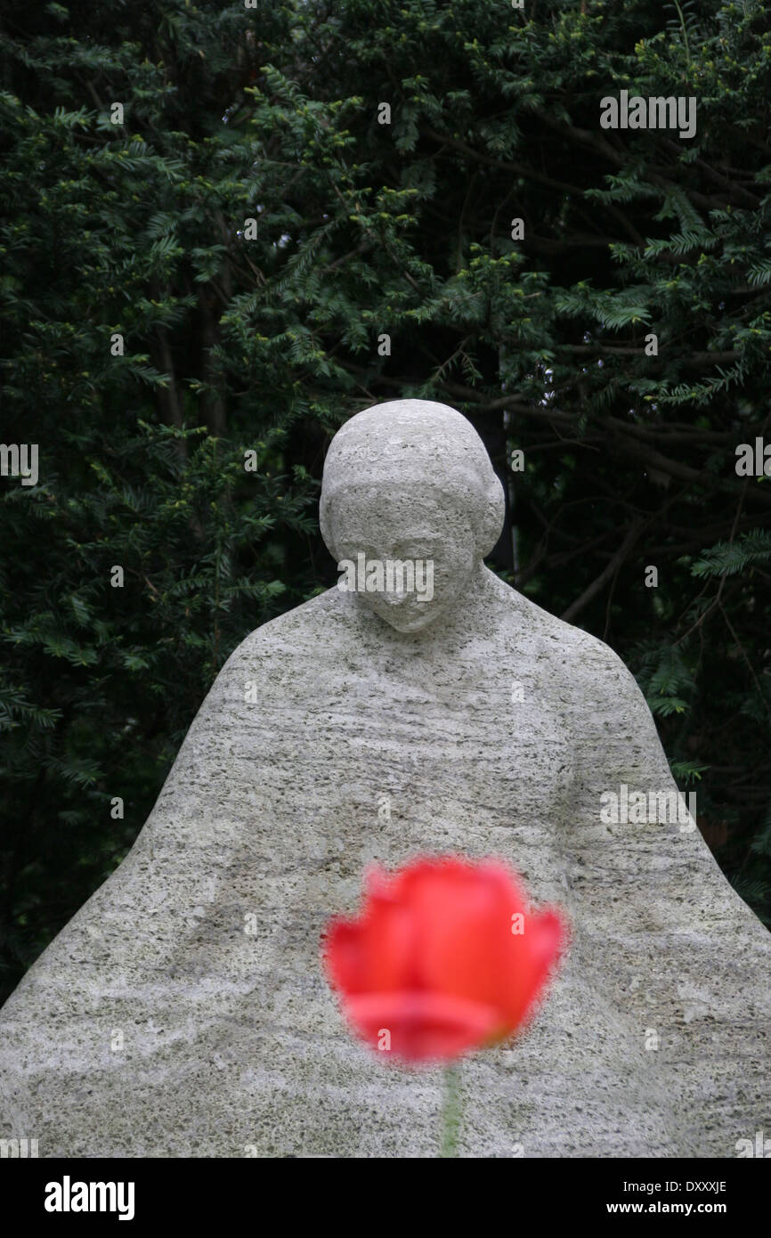 Estatua en el cementerio de Melaten, en Colonia, Alemania. Foto de stock