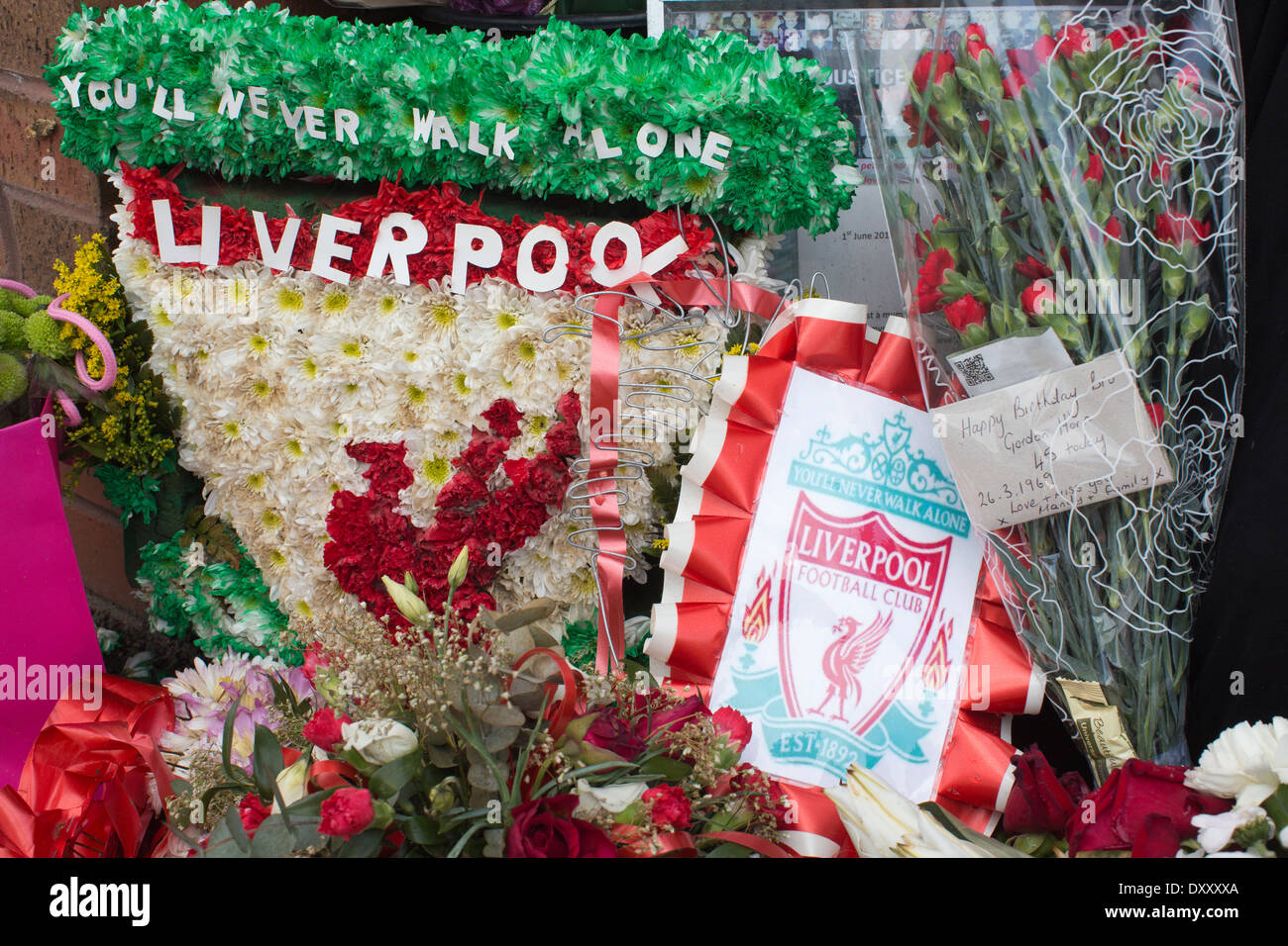 Homenajes para los 96 ventiladores y Gordon cuerno que murió con 20 años de edad, en Hillsborough Memorial de Hillsborough, Estadio Anfield Liverpool UK Foto de stock