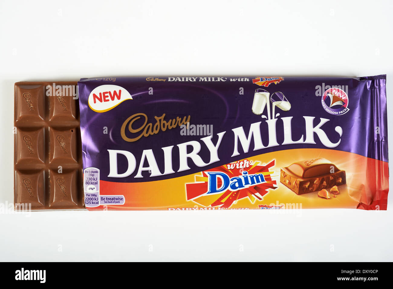 Cadbury Dairy Milk Chocolate bar con Daim Fotografía de stock Alamy