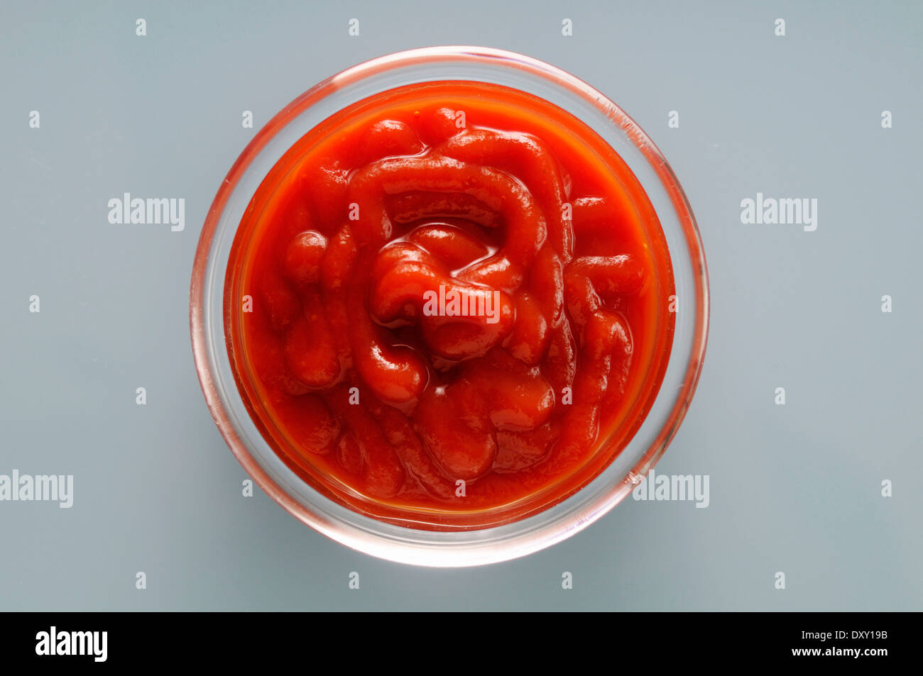 Tazón pequeño de ketchup. Foto de stock