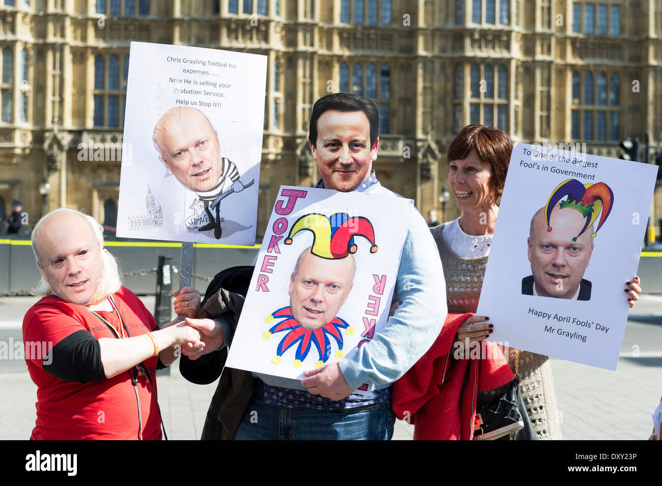 Londres, Reino Unido. El 1 de abril de 2014. Los manifestantes fuera de las Casas del Parlamento con máscaras de David Cameron y Chris Grayling como parte de la demostración conjunta por agentes de libertad vigilada y abogados asistencia letrada. Fotógrafo: Gordon Scammell/Alamy Live News Foto de stock
