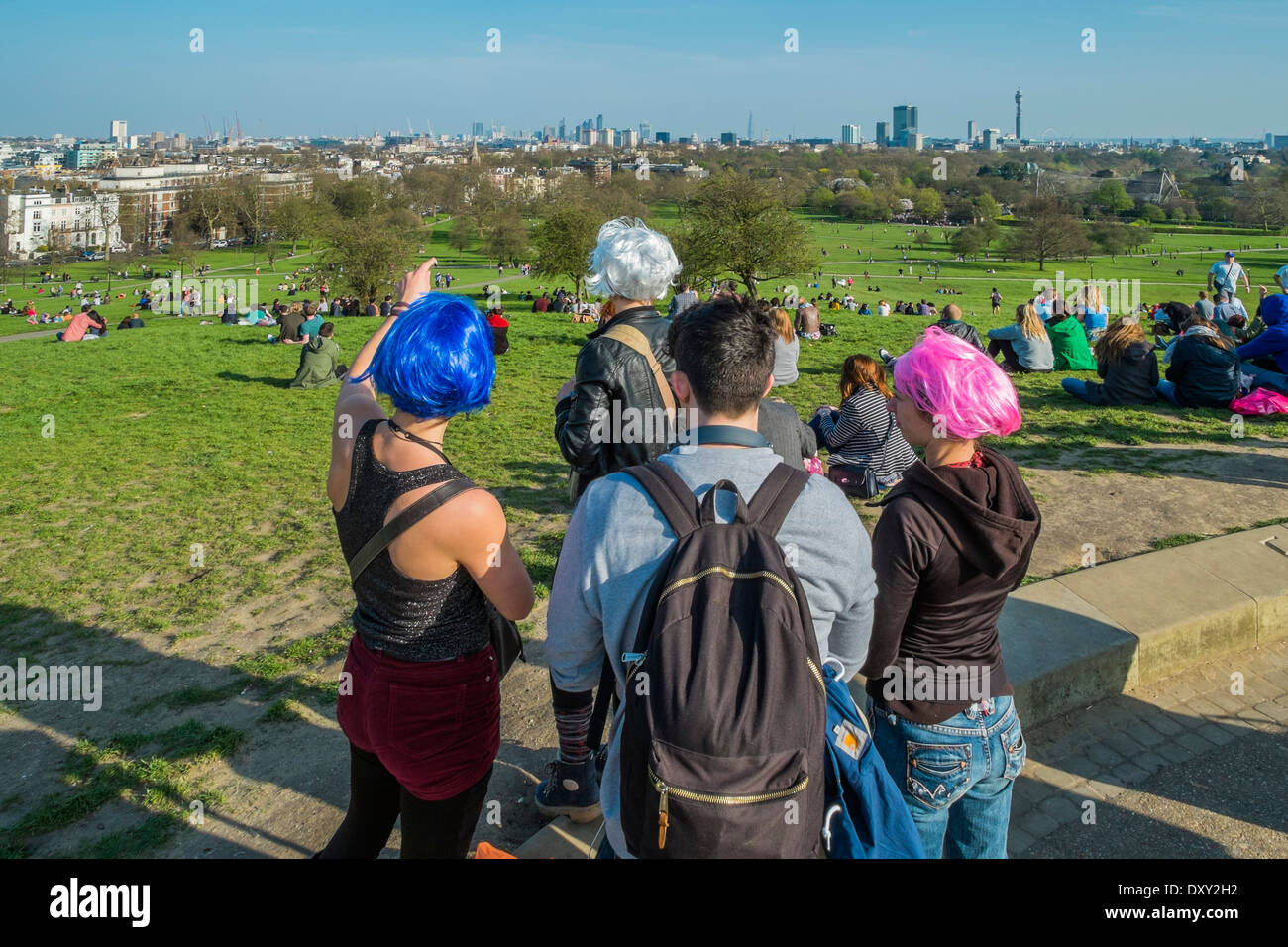 Las personas con pelucas colouful mirando Londres desde Primrose Hill. Londres, Reino Unido Foto de stock