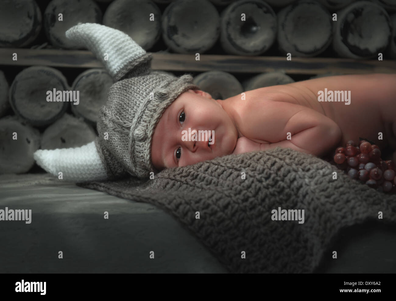 Hermoso niño recién nacido en un hermoso fondo Foto de stock