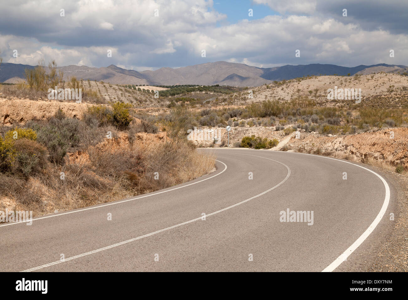 Una carretera vacía por el único desierto de Europa; Almería, Andalucía al sur de España, Europa Foto de stock