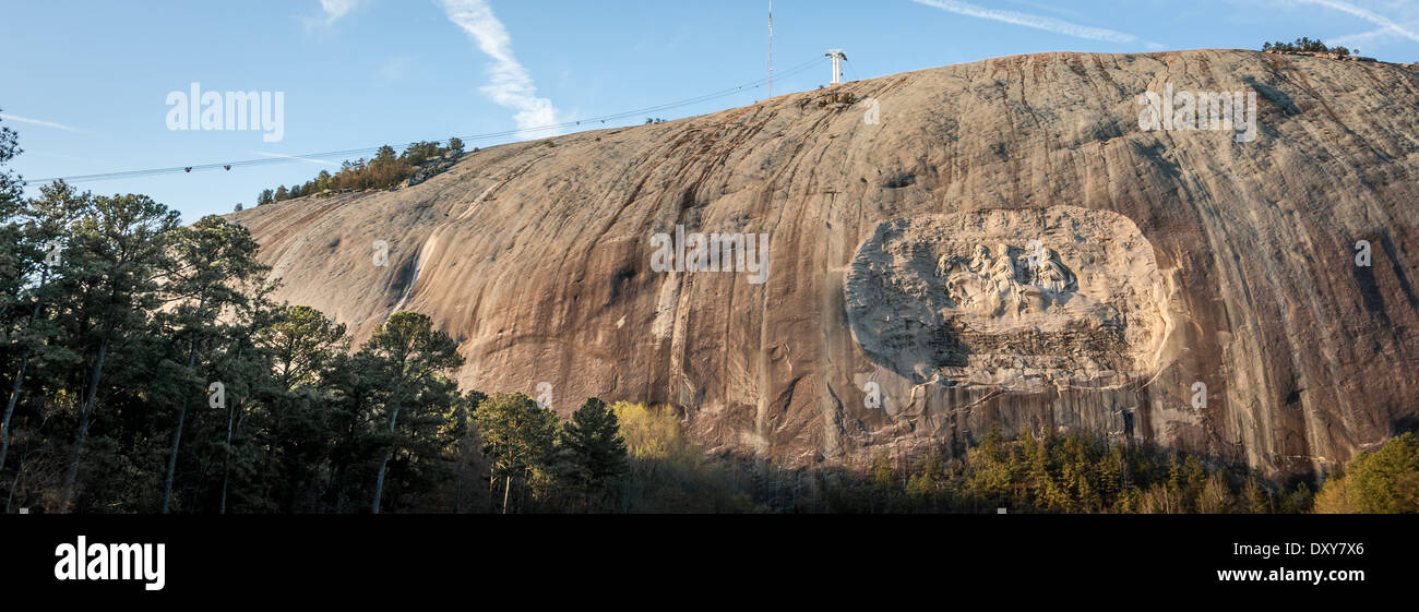 Vista panorámica de la montaña de piedra con Confederate Memorial Carving en Atlanta, Georgia, EUA. Foto de stock