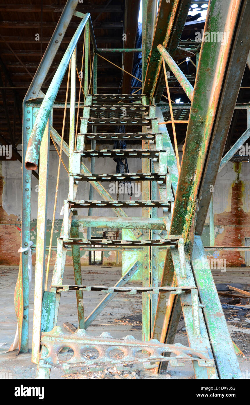 Escalera de hierro antigua Foto de stock
