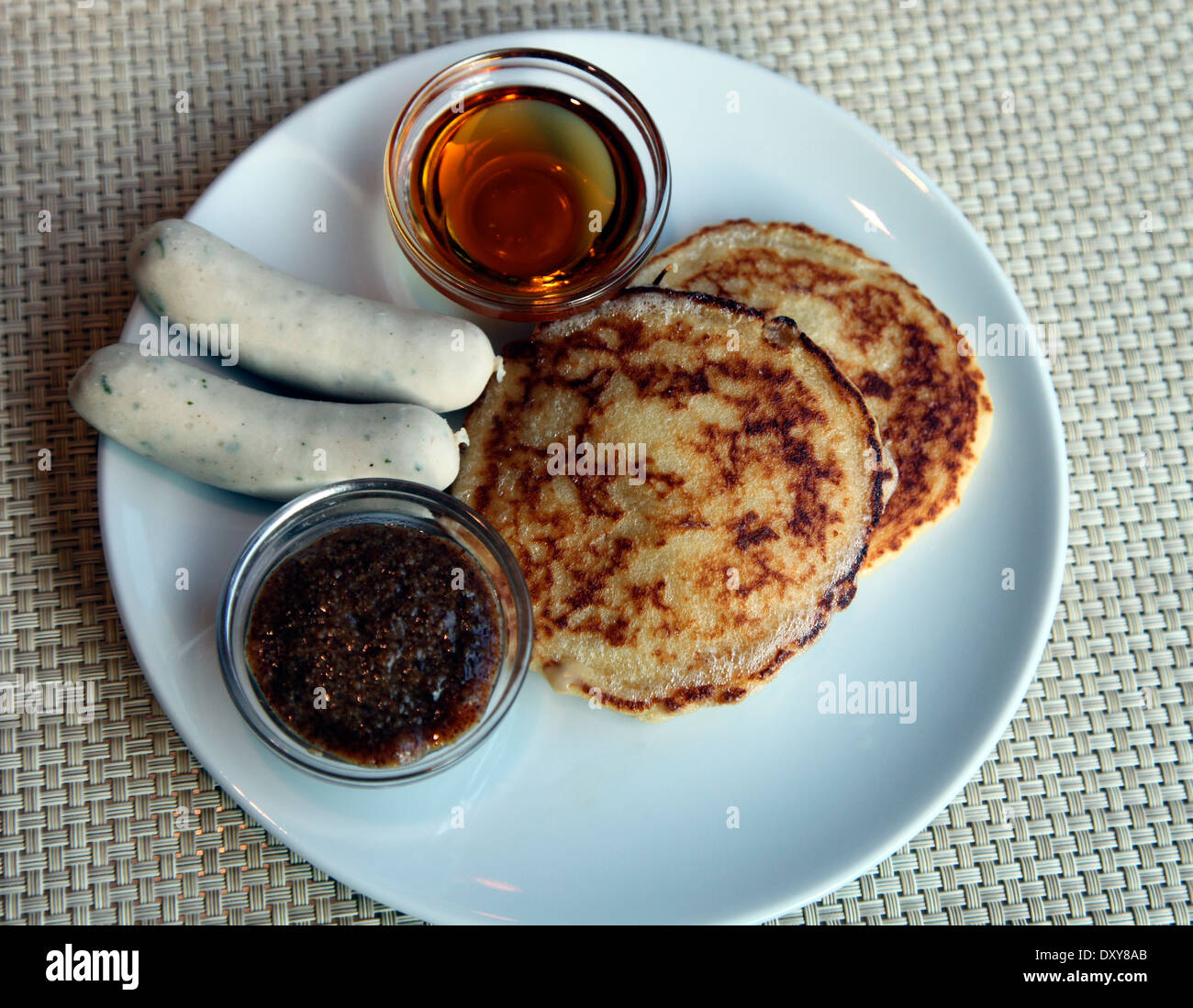 Desayuno bávaro de salchichas de ternera, panqueques y jarabe Foto de stock