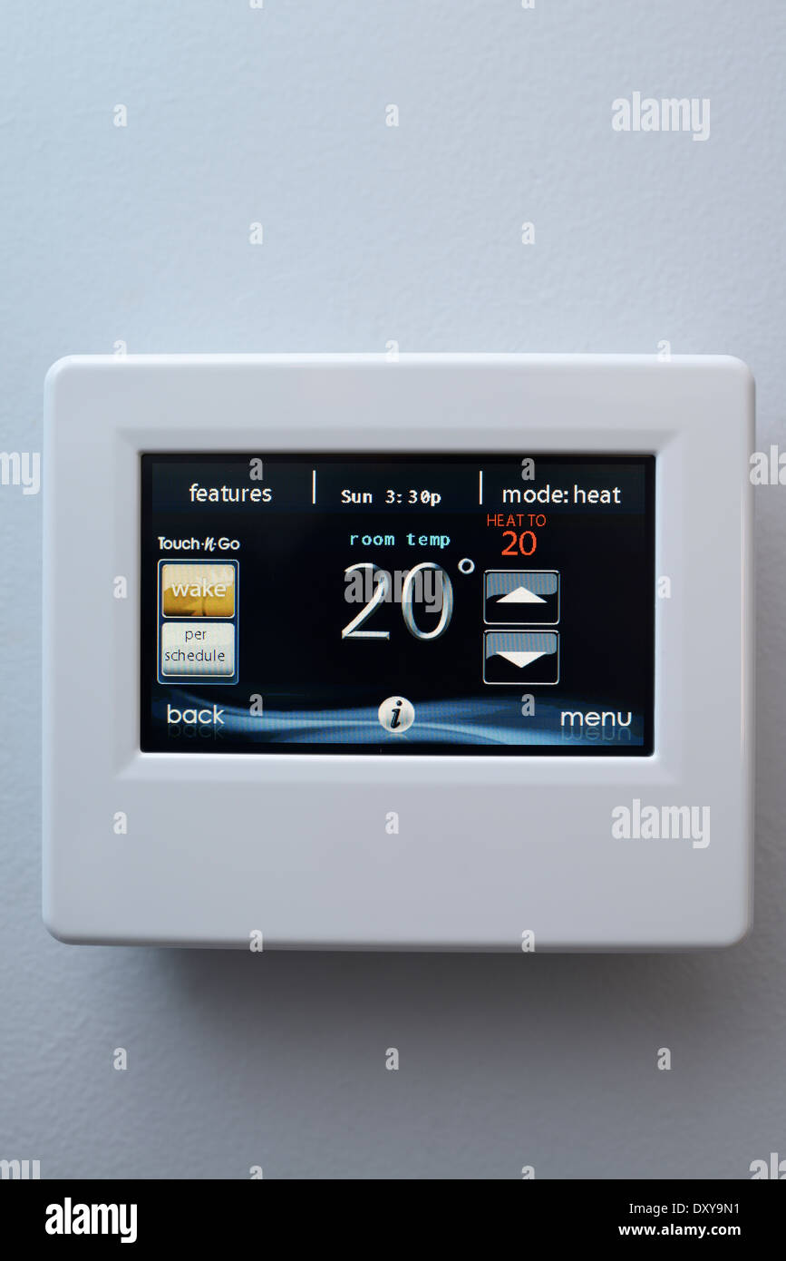 Almohadilla táctil programable termostato de pared que muestra la temperatura de la habitación en casa Foto de stock