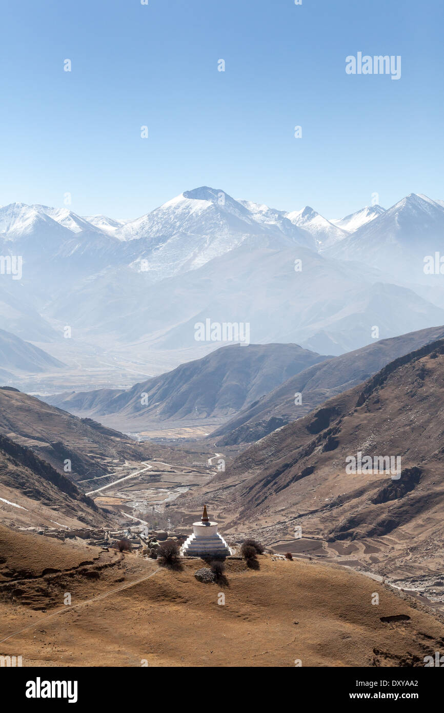 Vista de Drak Yerpa en Tibet Foto de stock