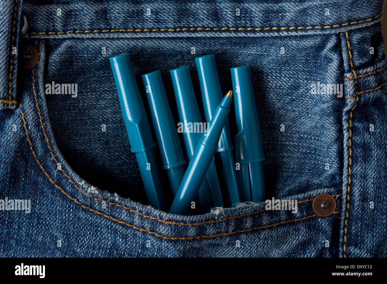 Primer plano de plumas de blue jeans pocket Foto de stock