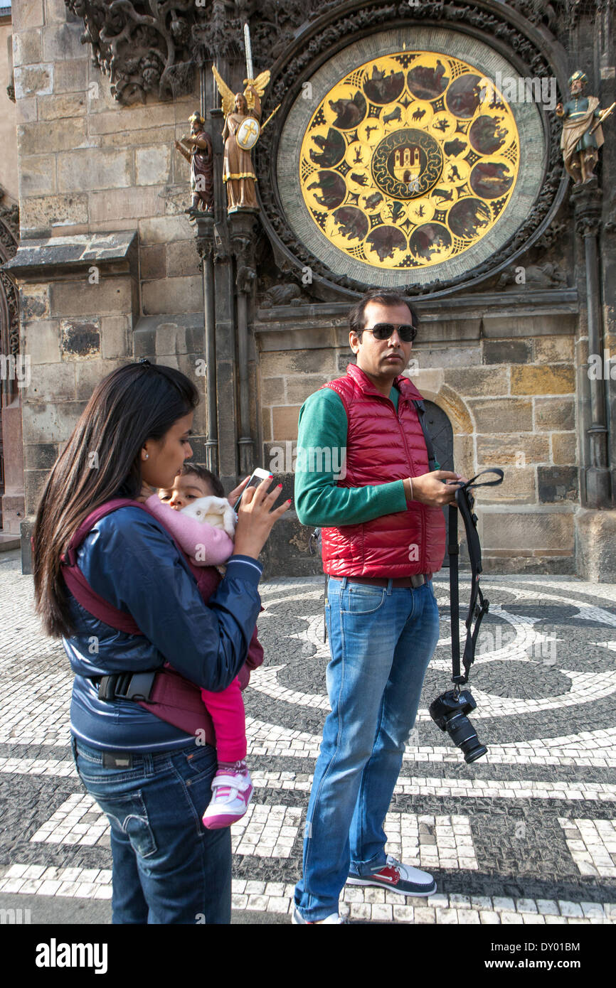 Turistas frente al Reloj Astronómico Plaza de la Ciudad Vieja de Praga, Praga, República Checa Foto de stock
