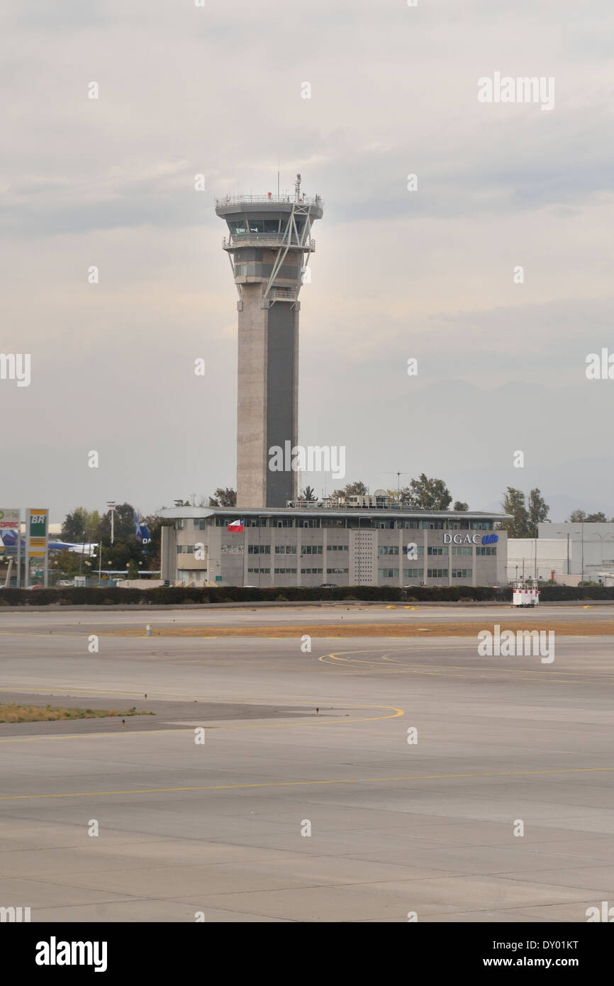 Torre de control del tráfico aéreo del aeropuerto internacional de Santiago de Chile. Foto de stock