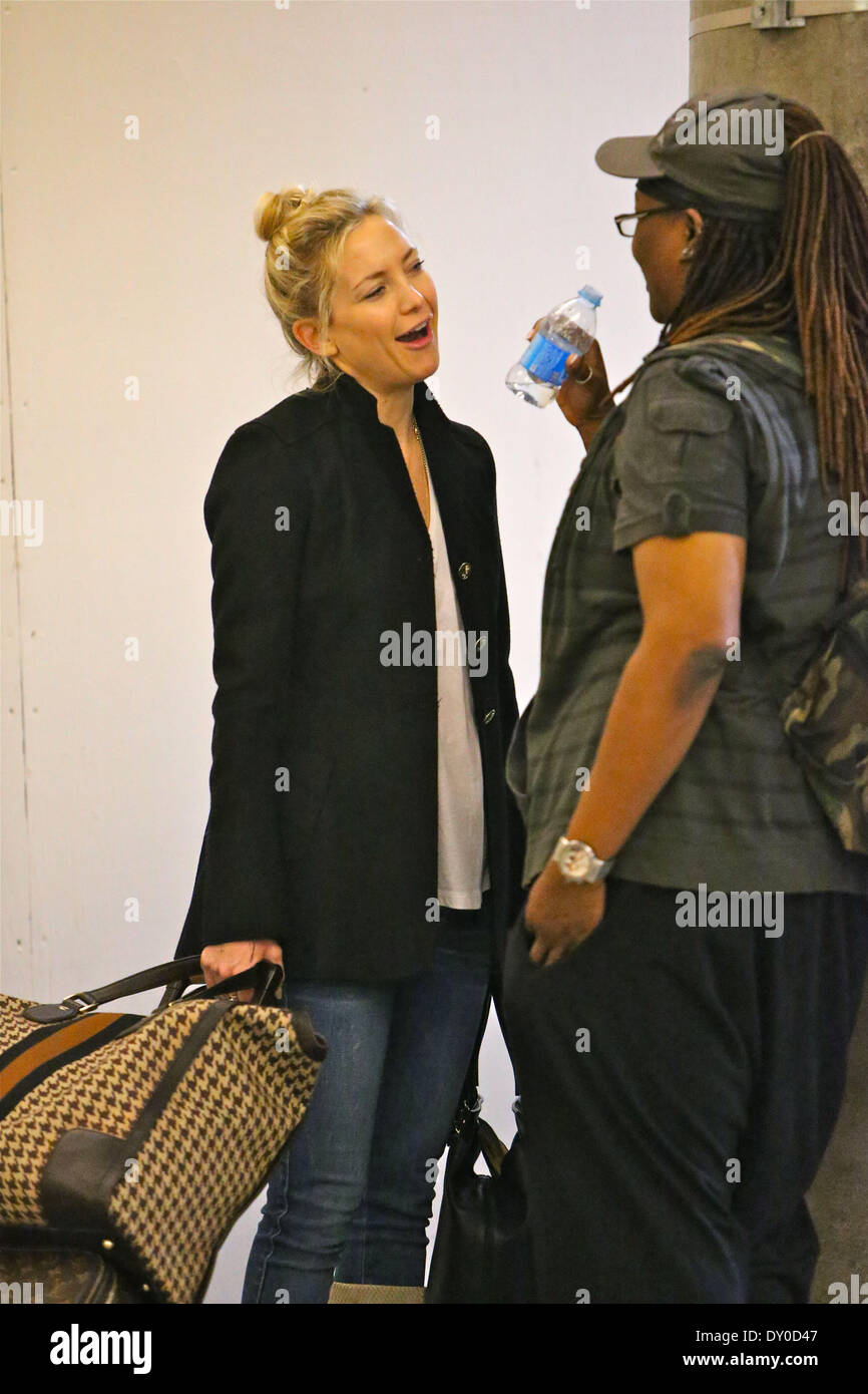 Kate Hudson llegando al aeropuerto de LAX con maletas Louis