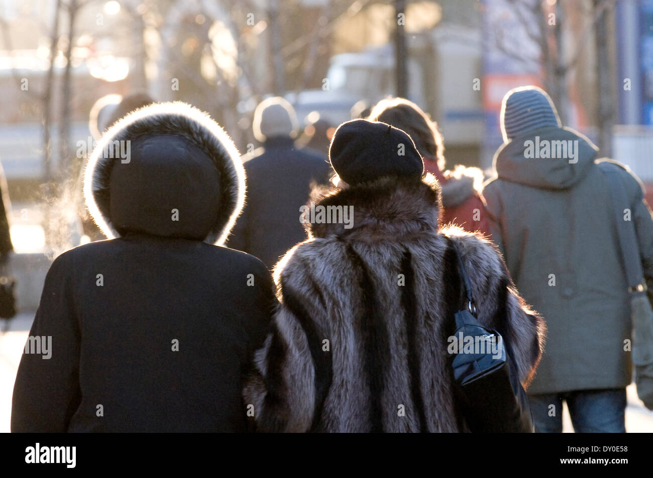 Las mujeres en abrigos de piel en la Plaza de la Revolución. Foto de stock