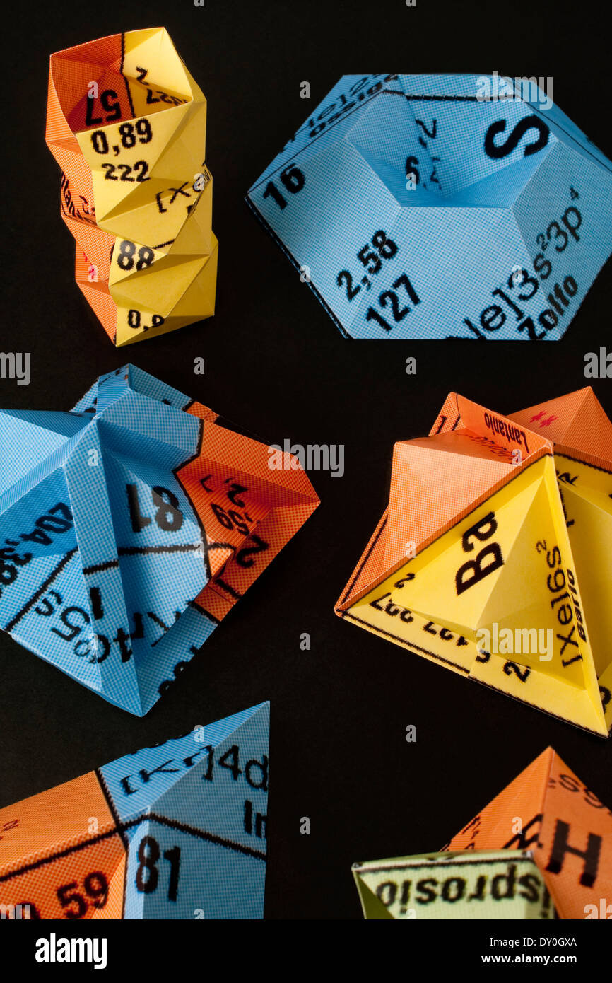 Origami hechas con tabla periódica .Shot para una portada de un libro de  química Fotografía de stock - Alamy