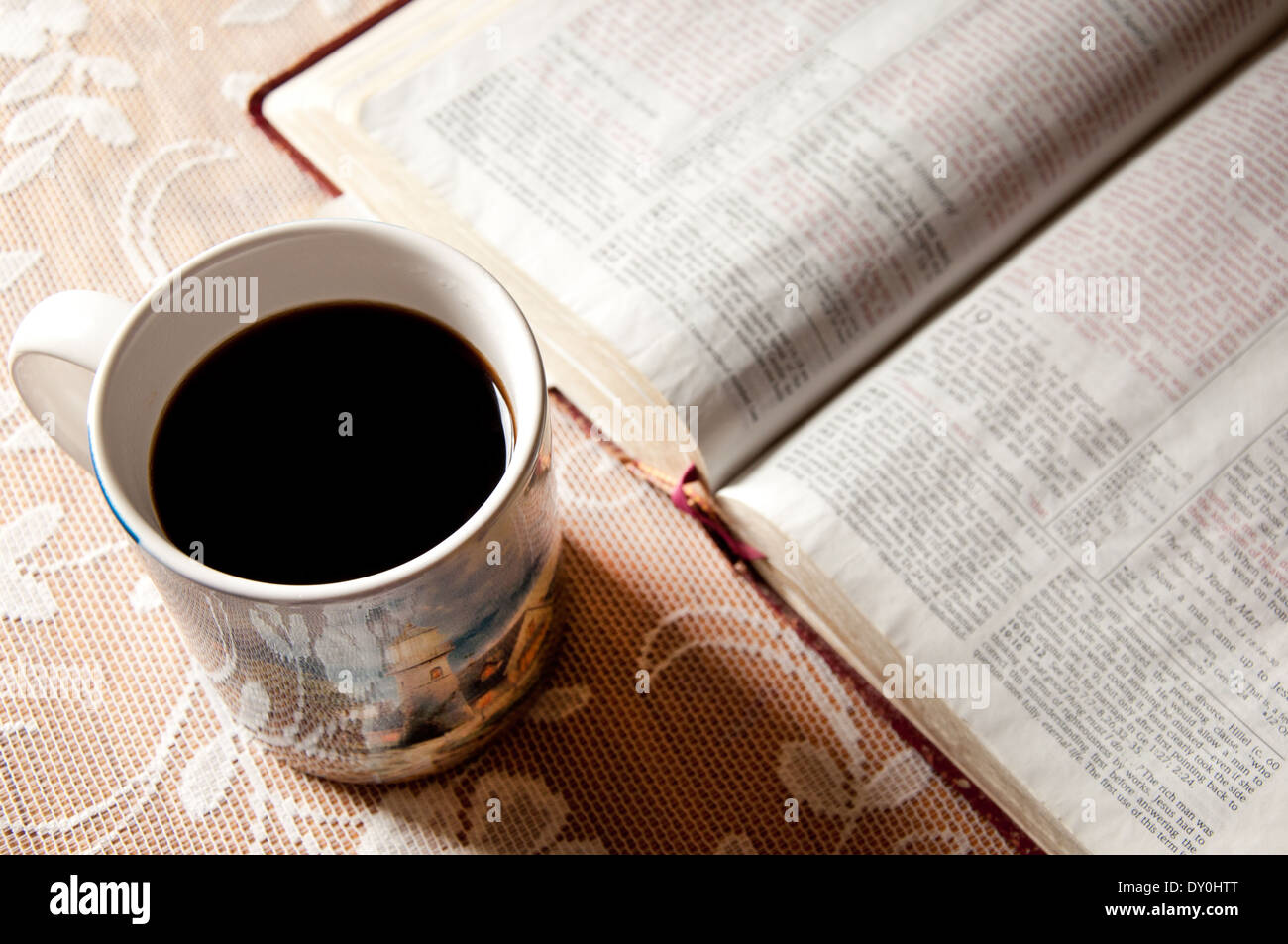 Taza de café y la Biblia Fotografía de stock - Alamy