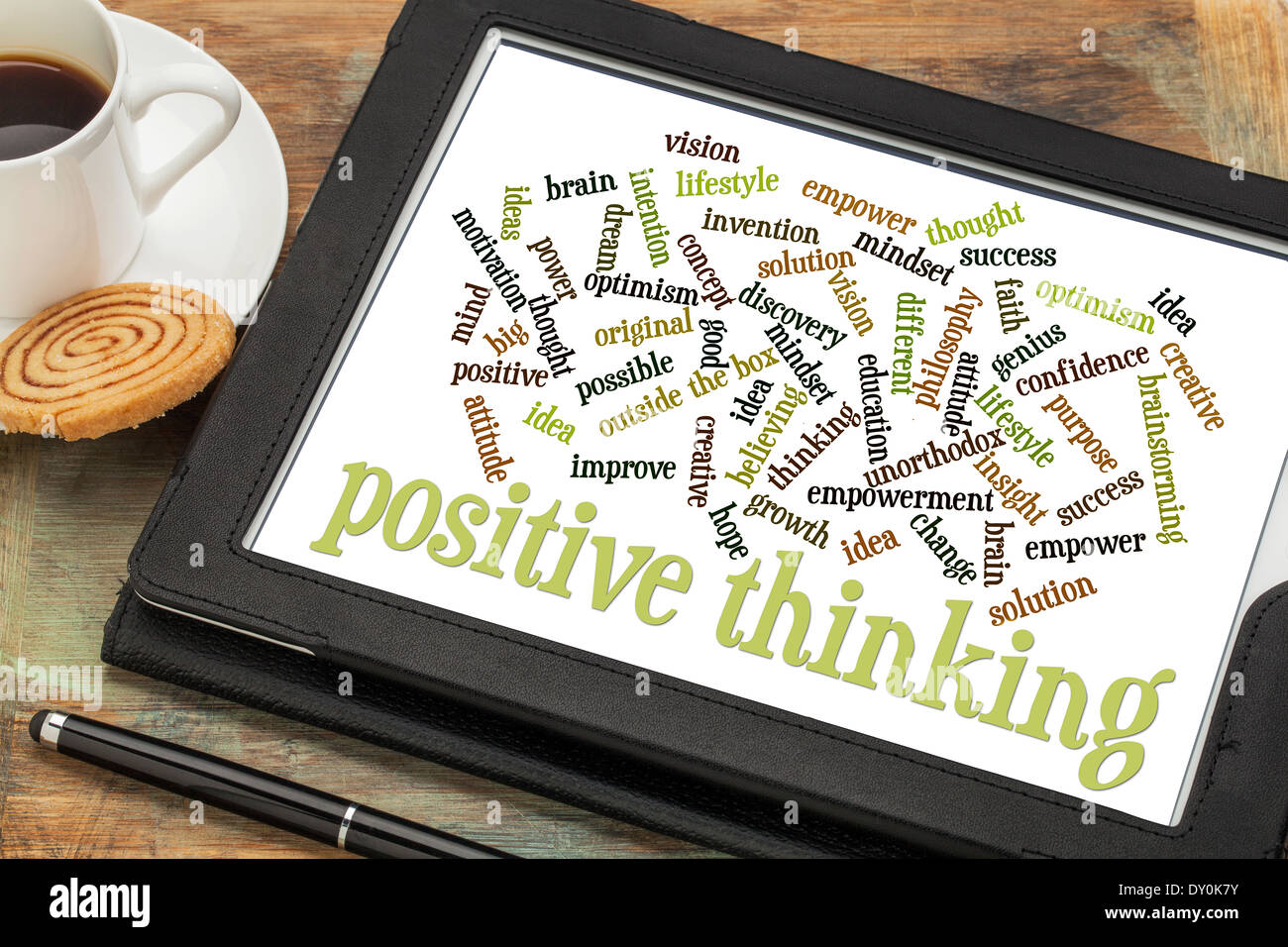Pensamiento positivo palabra cloud en una tableta digital con una taza de café Foto de stock