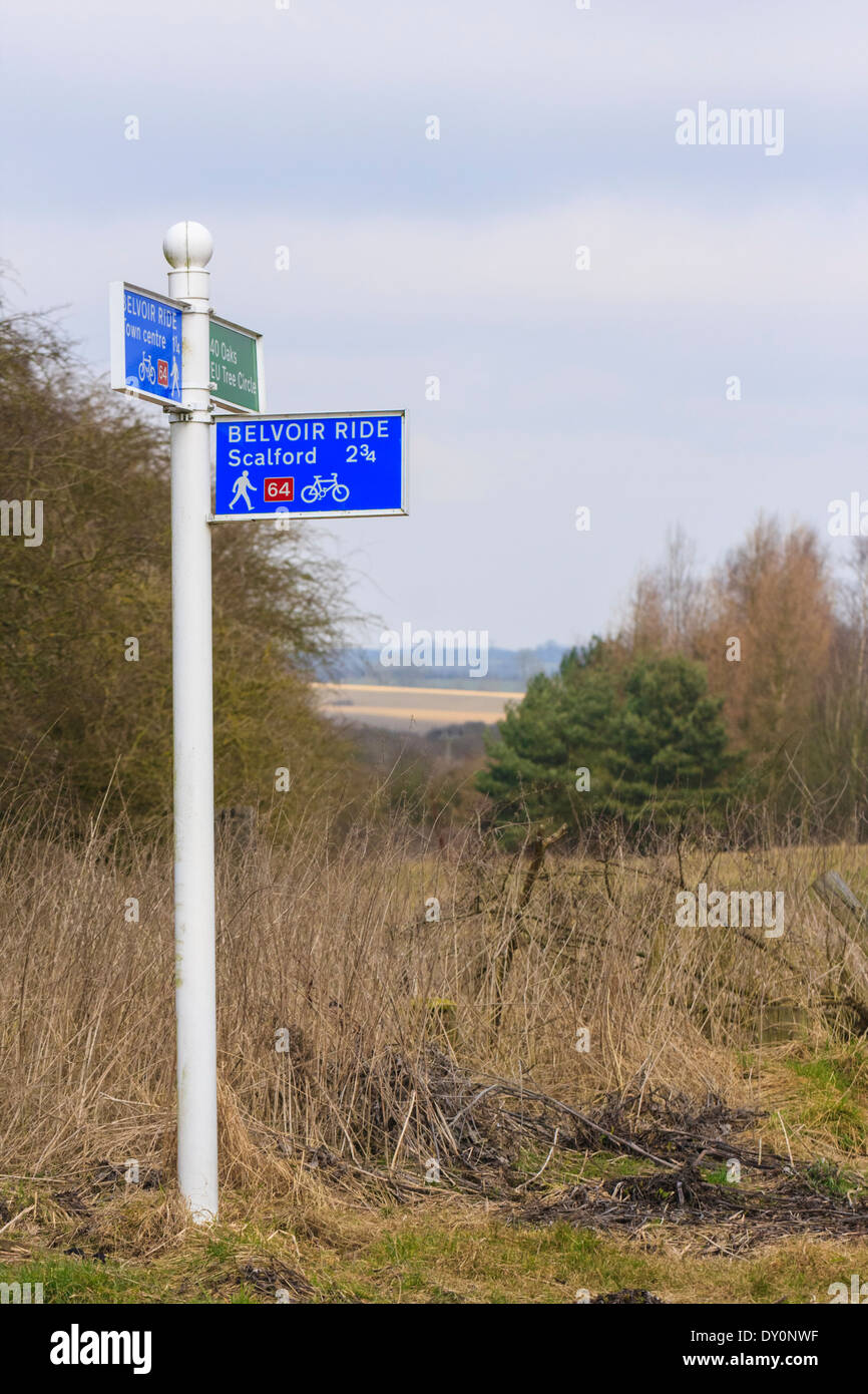 Azul y blanco de la red nacional británica ciclo ruta en el Valle de Belvoir Leicestershire Foto de stock