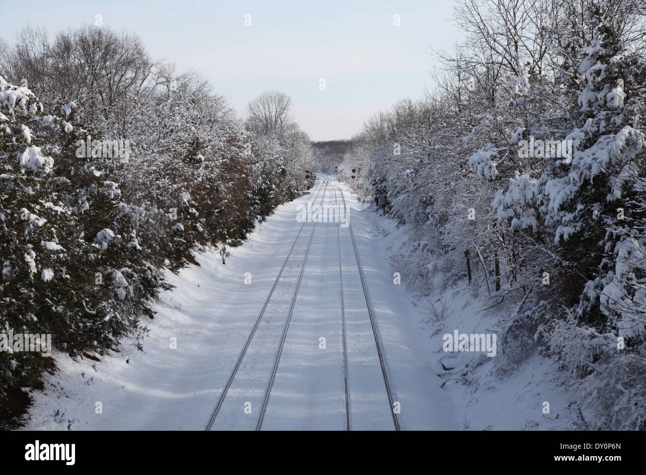 Cubiertas de nieve, las vías de ferrocarril cerca de Whitehouse Station en Readington Township, Nueva Jersey Foto de stock