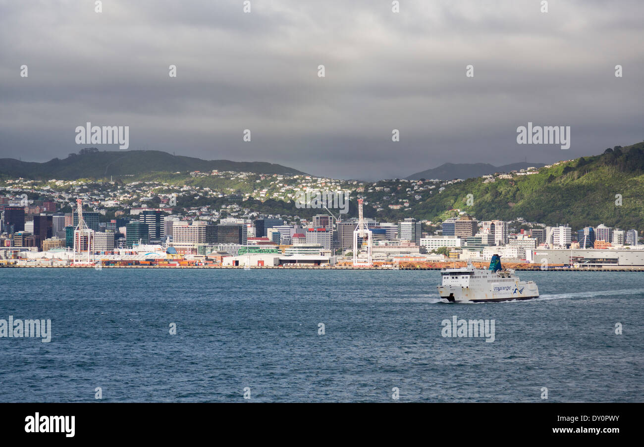 Wellington, Nueva Zelanda - ferry InterIslander barco deja el banquillo de los acusados en un día tempestuoso Foto de stock