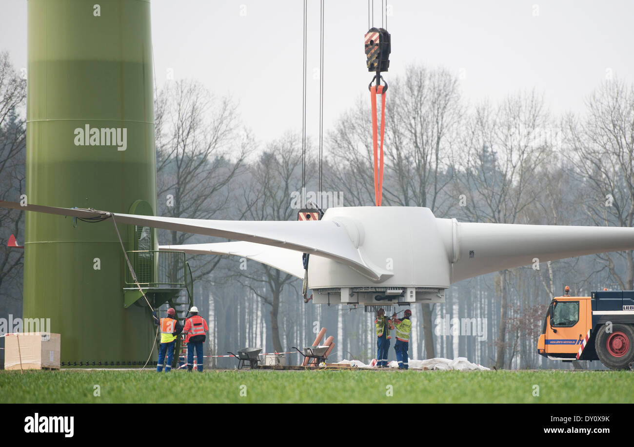 Las alas de un aerogenerador montado el 31 de marzo de 2014 en Visselhoevede. Foto de stock