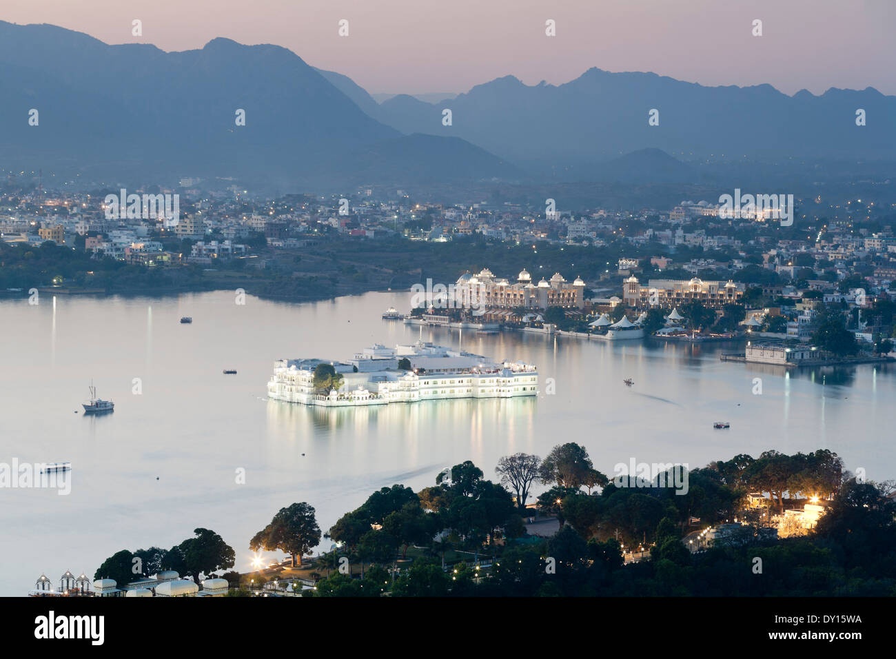 Udaipur, Rajastán, India, el sur de Asia. El Lake Palace Hotel, Lago Pichola, sunset Foto de stock