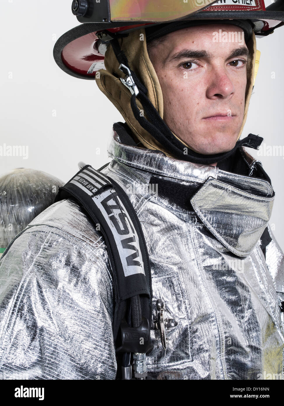 El bombero macho en combustible de aviación de alta temperatura uniforme contra incendios con aparatos respiratorios Foto de stock