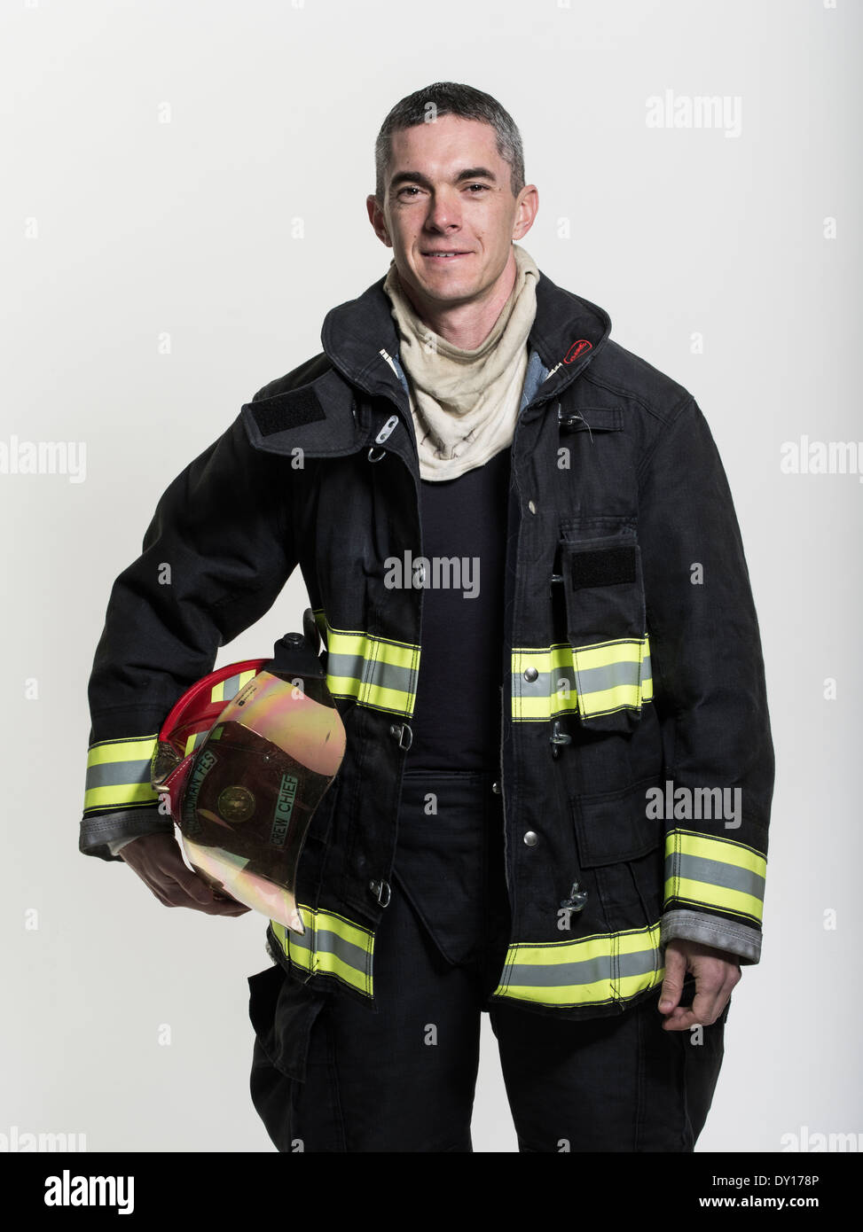El bombero macho en uniforme contra incendios estructurales con aparatos respiratorios y ax Foto de stock