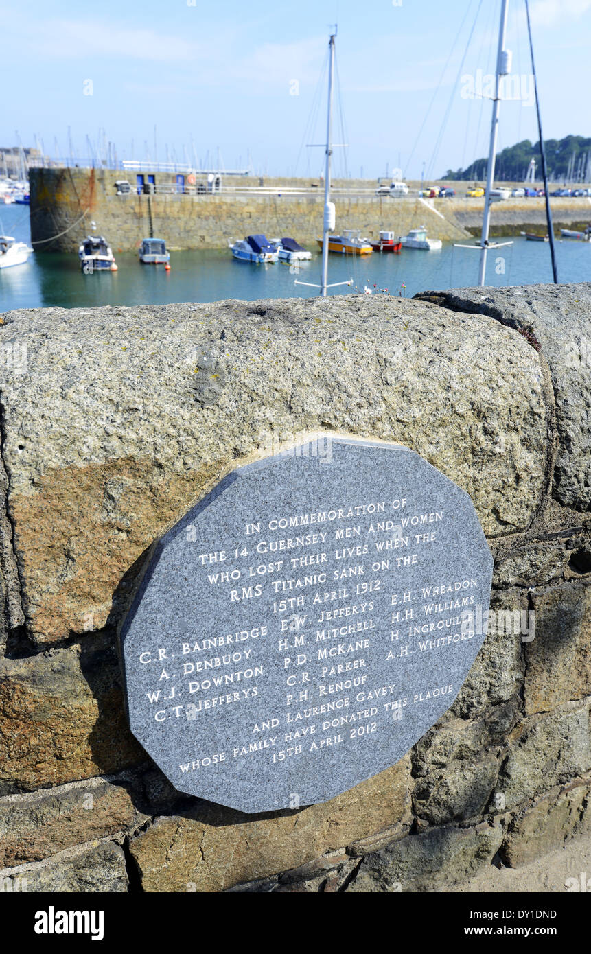 Placa conmemorativa a aquellos de Guernesey que murió en el Titanic, St Peter Port, Guernsey, Islas del Canal Foto de stock