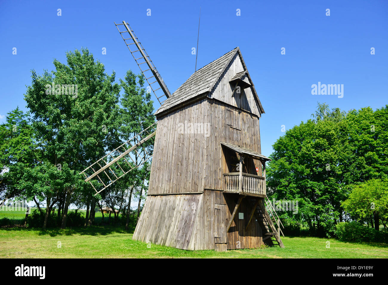 Parque Paisajístico de Lednica, molino de viento de madera más antigua de Polonia, región Wielkopolska, Polonia Foto de stock