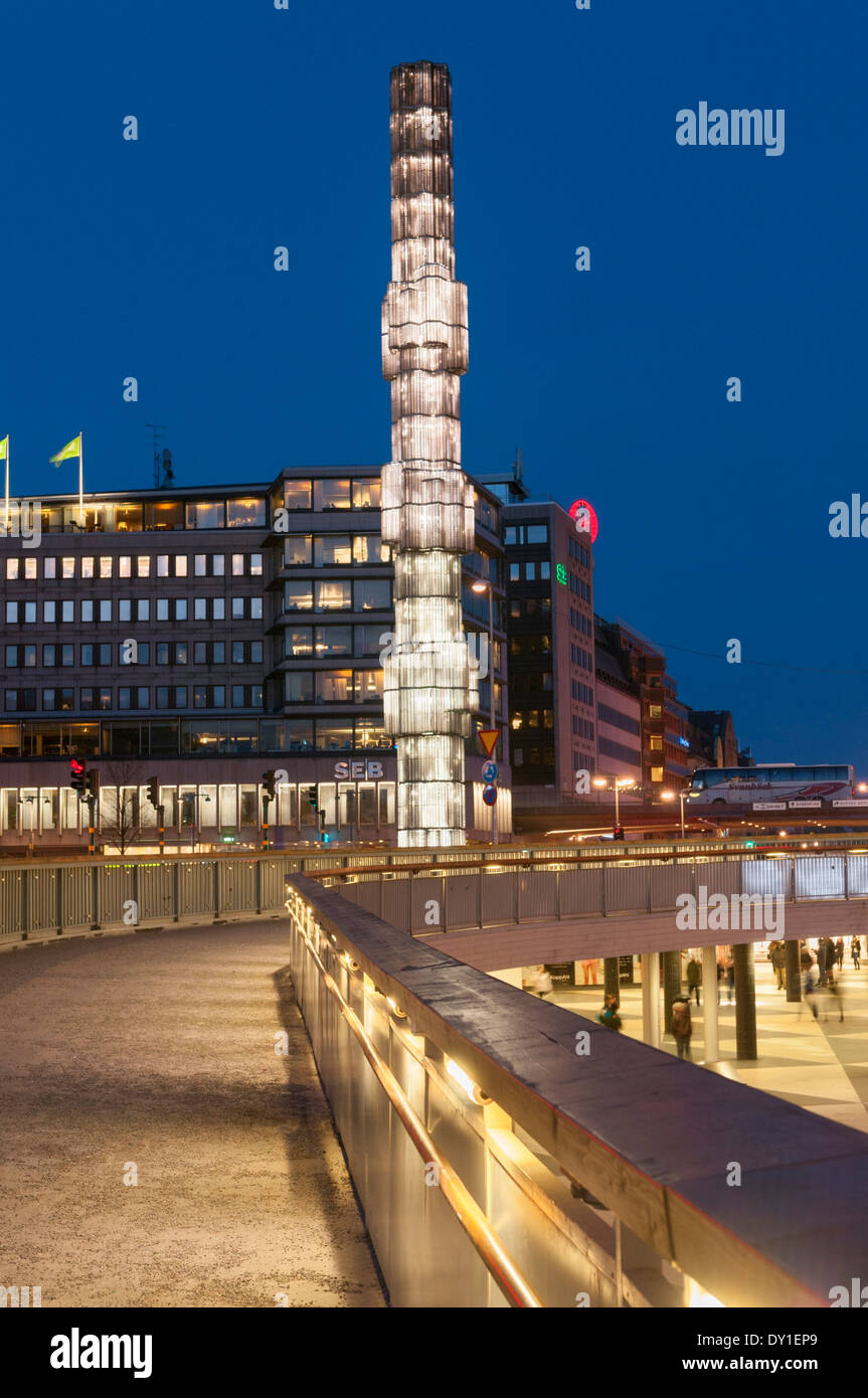 Sergels Torg con obelisco Kristall, Estocolmo, Suecia. Foto de stock