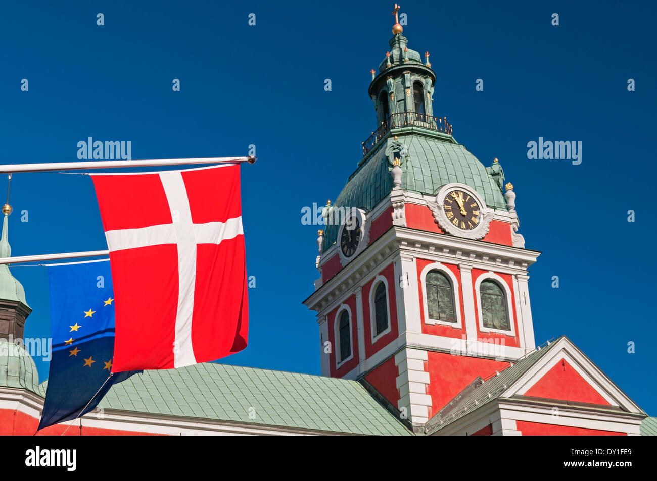 Torre de la Iglesia de San Jacobo y la bandera de Estocolmo, Suecia. Foto de stock