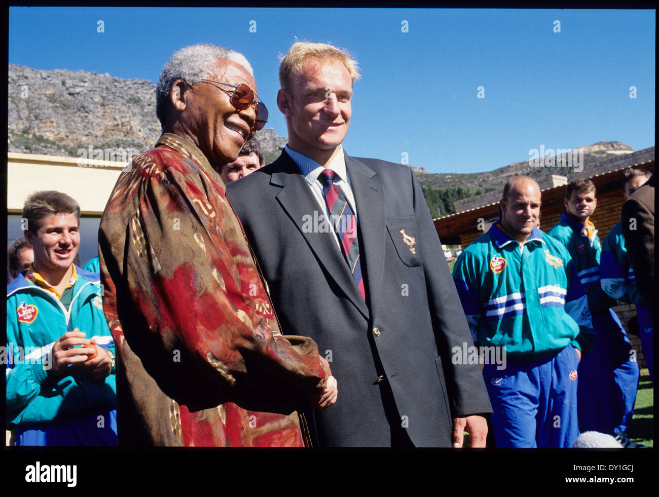 El Presidente Nelson Mandela,con Francios Pienaar (capitán), se reúne el equipo de rugby de Sudáfrica después de una sesión práctica en la Foto de stock