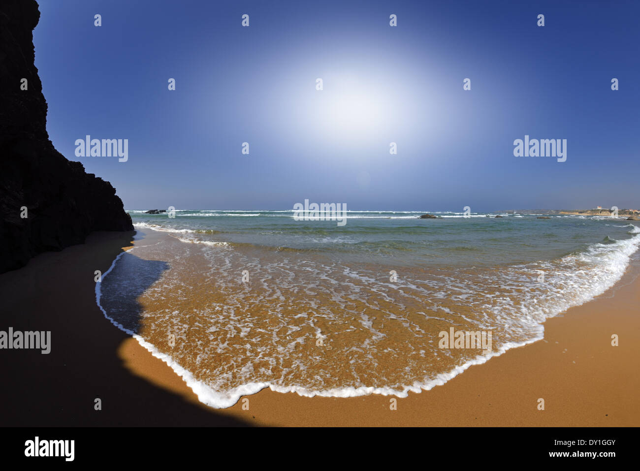 Portugal, Alentejo, Parque Natural de Costa Vicentina y del sudoeste del Alentejo, playa, Praia de Furnas, verde agua, limpias, transparentes, arena, rocas, sun, soleado, estuario, el Río Mira, océano, mar, costa, viajes, turismo, seascape, calma, ningún pueblo, amplia, natual, Foto de stock