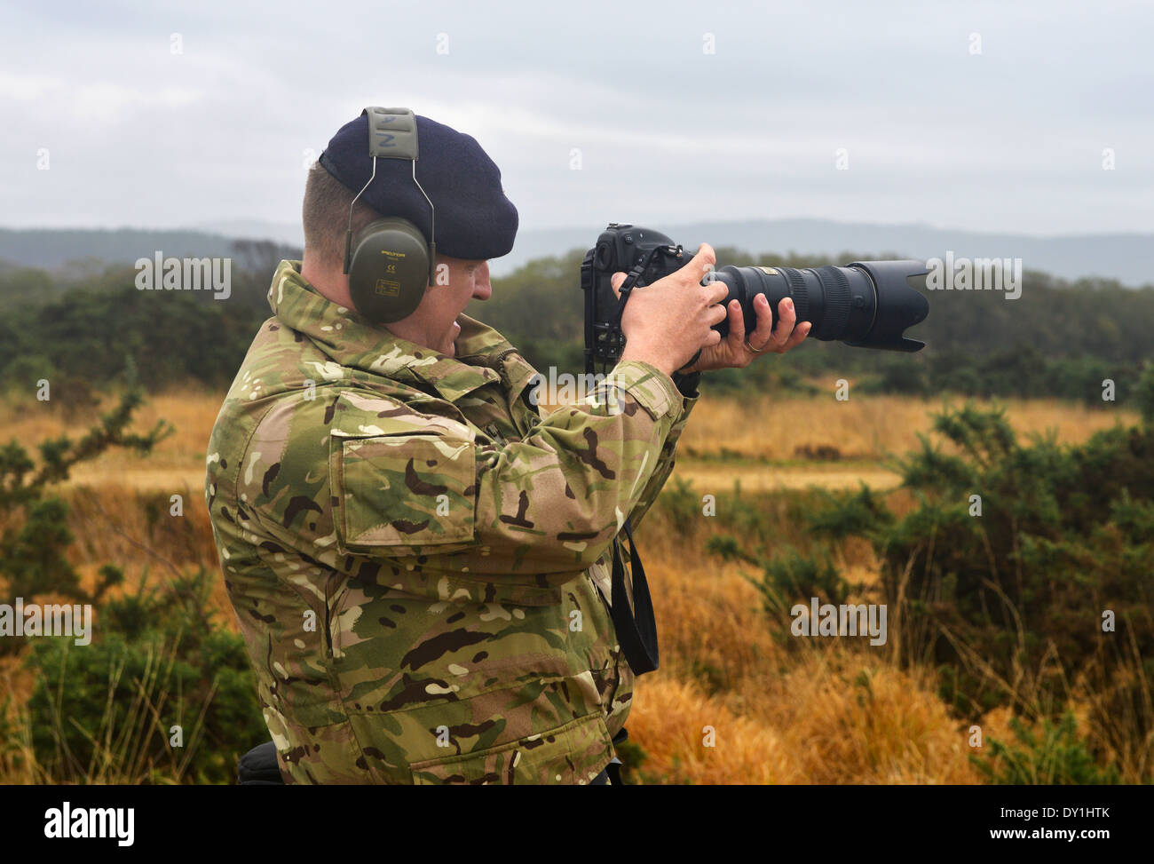 Soldado graba vídeo con una cámara DSLR, REINO UNIDO Foto de stock