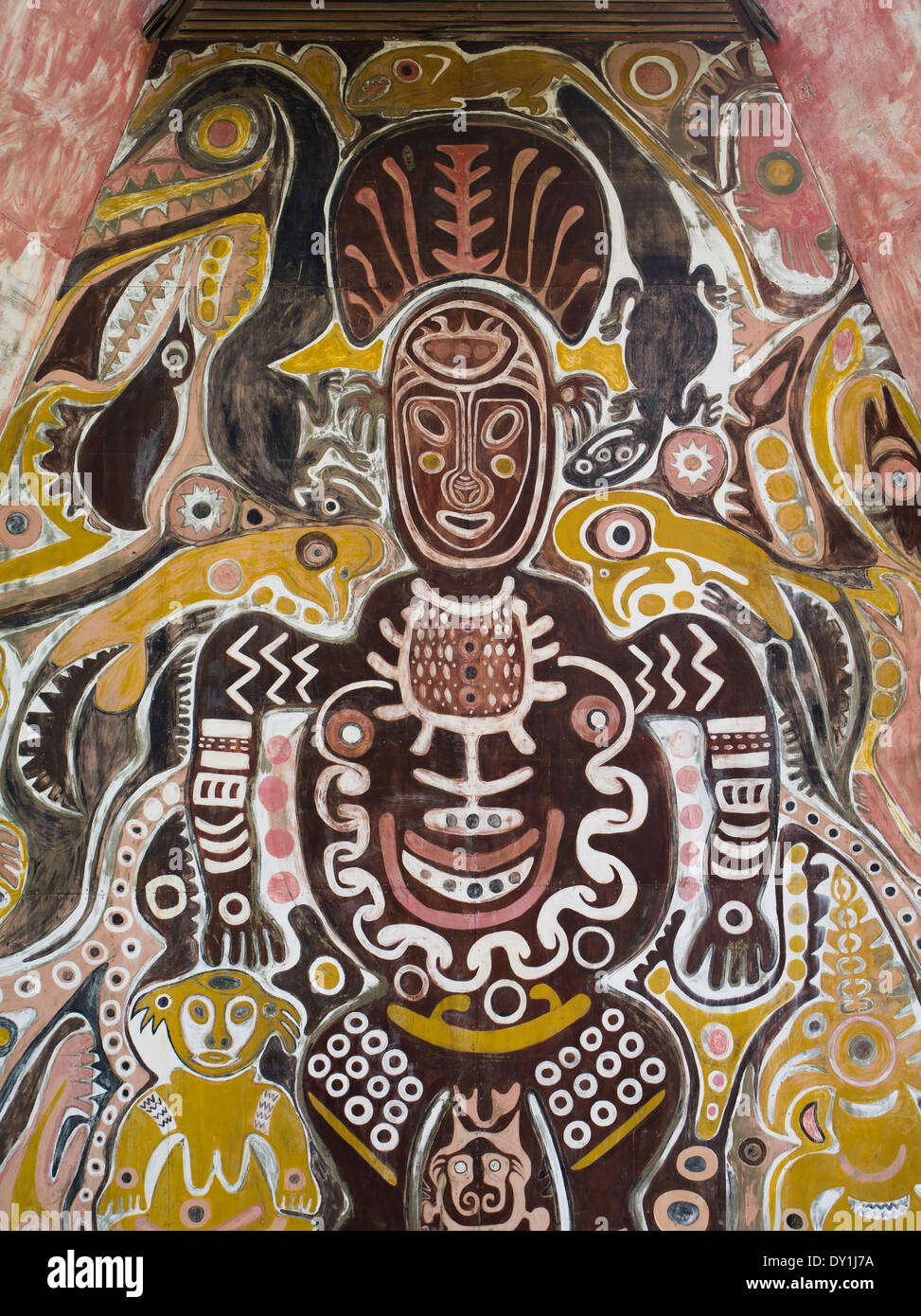 Obras de arte tribal en exhibición en el Museo Nacional , Port Moresby, Papua Nueva Guinea Foto de stock