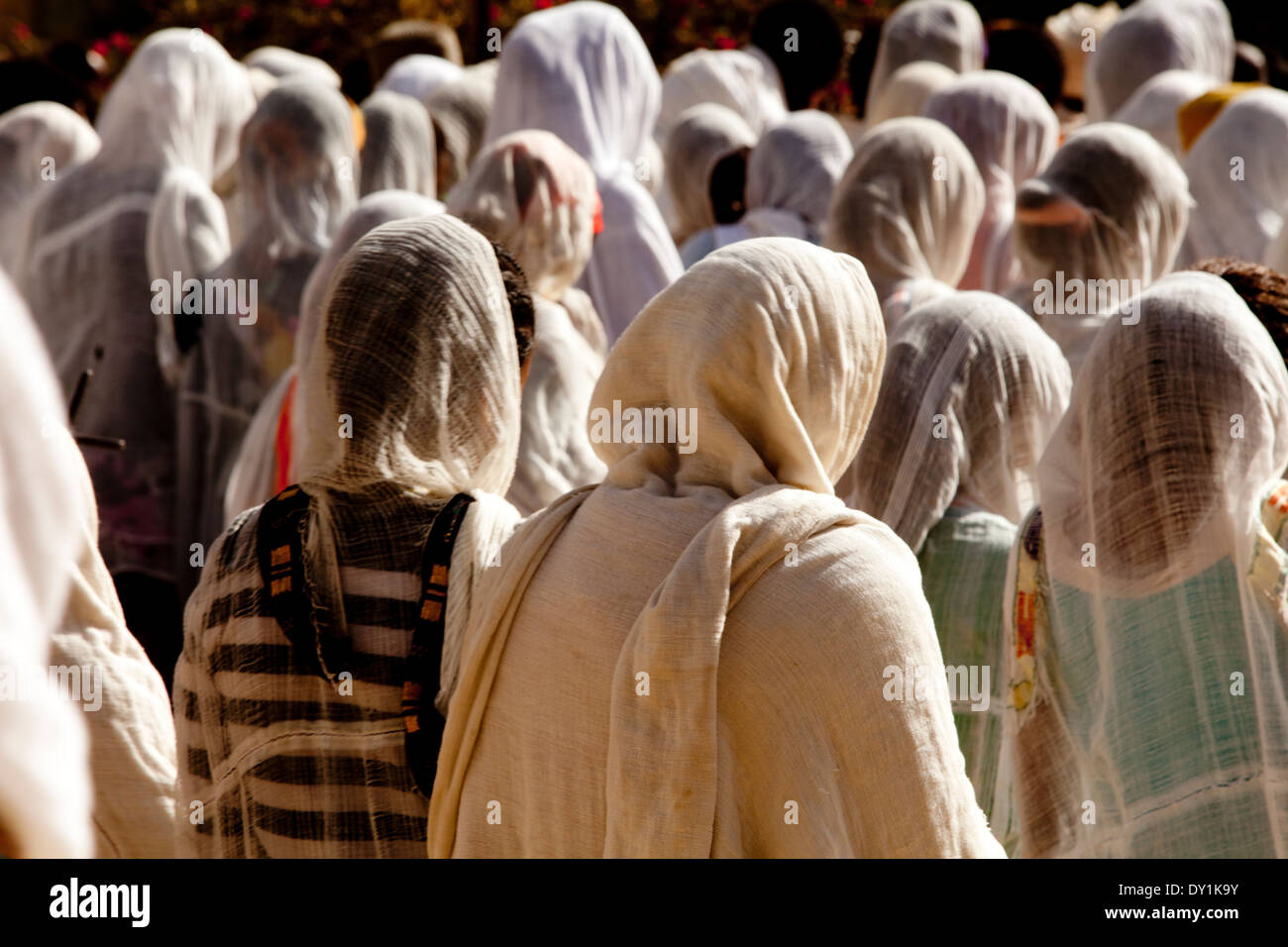 Congregación etíope africano devotos en blanco Mantones Foto de stock