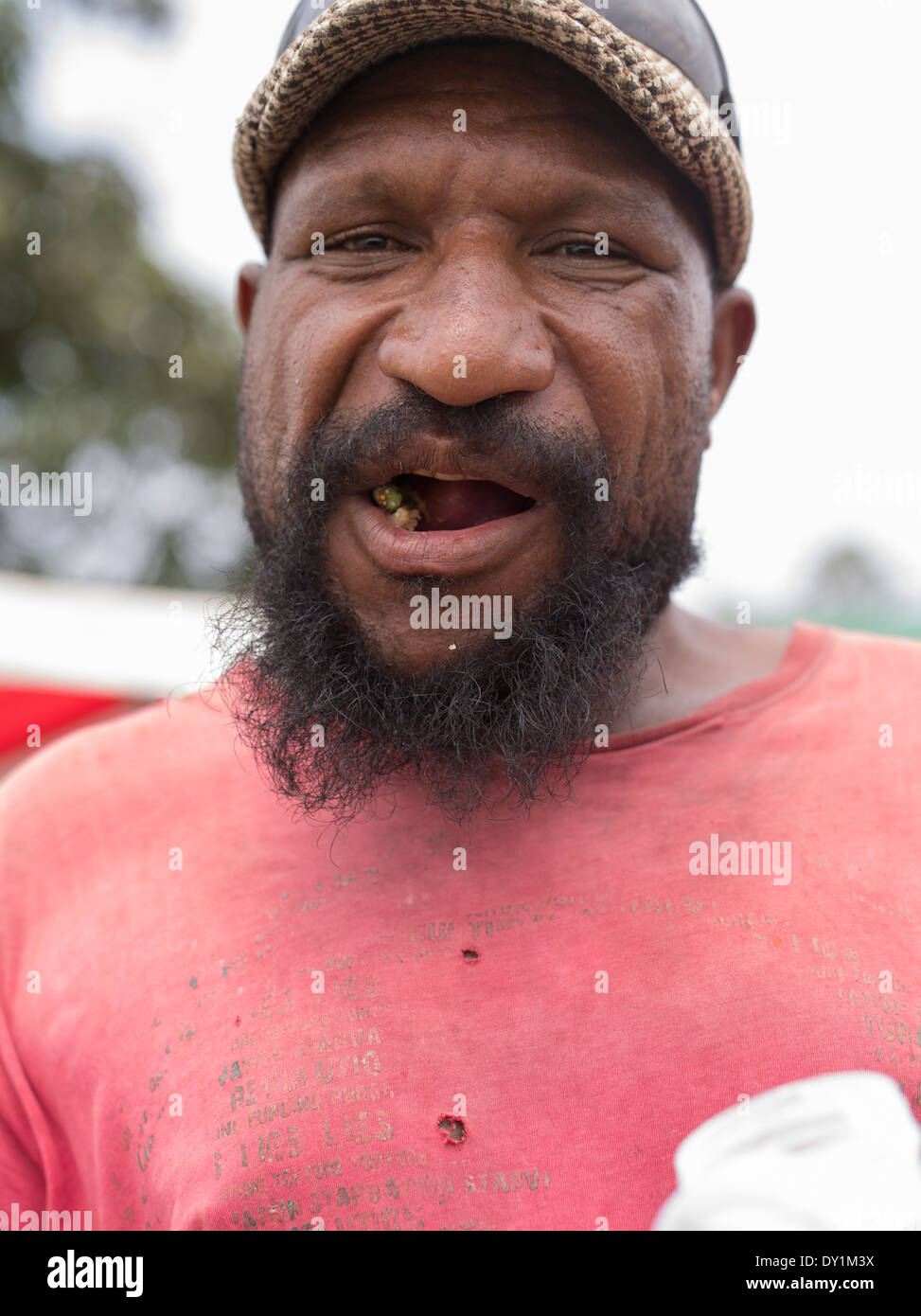 Hombre de mascar nuez de areca / nueces de betel, Port Moresby, Papua Nueva Guinea Foto de stock