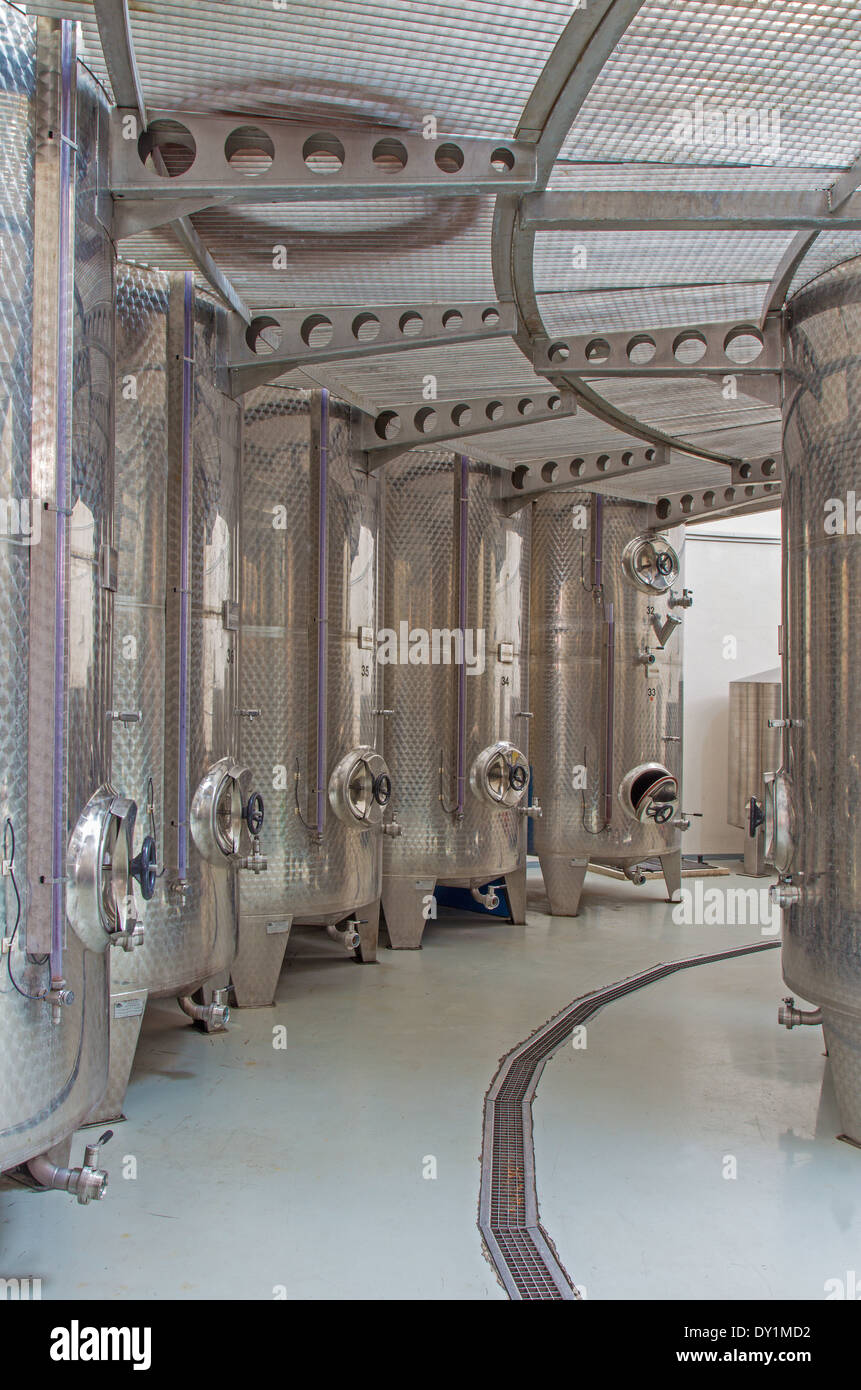 La fabricación de vino para interiores de gran productor eslovaco 'MRVA y Stanko'. Barrica grande moderno para la fermentación y los matraces Foto de stock