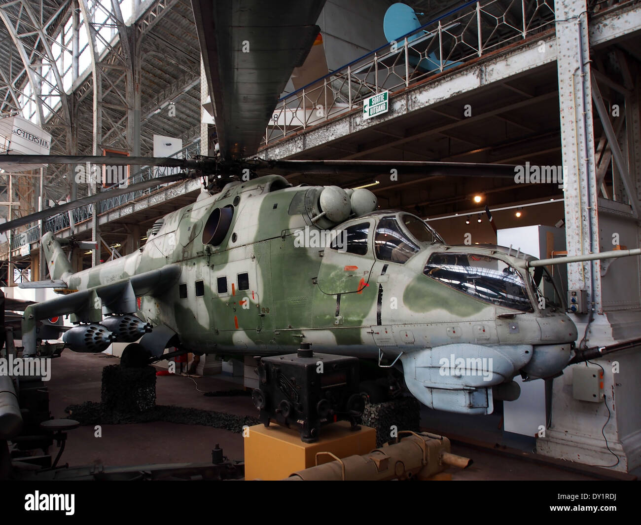 Mil Mi-24 en el Museo Militar Real de Bruselas Foto de stock