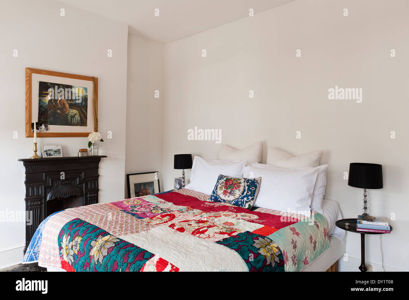 Dormitorio con manta y chimenea Foto de stock