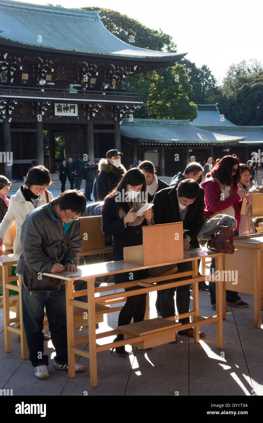 El Santuario Meiji en Tokio, Japón. Los preparativos para las celebraciones del Año Nuevo Foto de stock