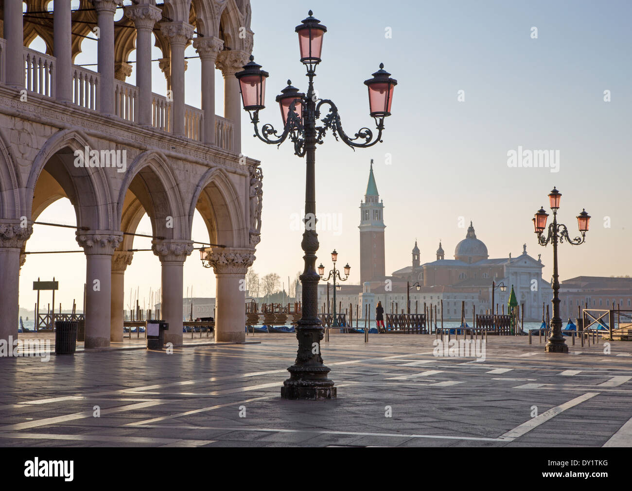 Venecia - Palacio Doge y la plaza de San Marcos y San Giorgio Maggiore en segundo plano en la luz de la mañana. Foto de stock