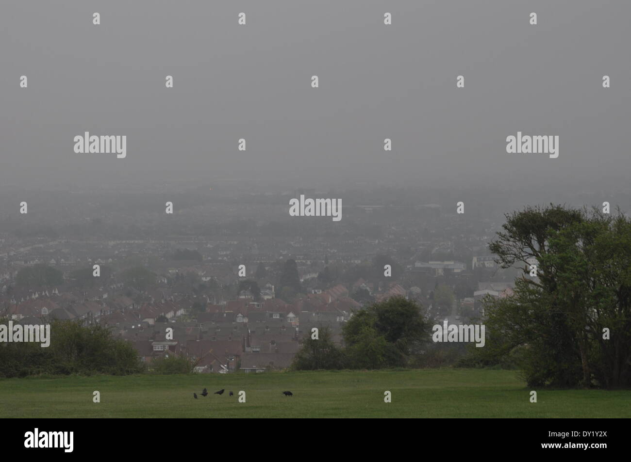 Portsmouth, Hampshire, Reino Unido. 3 de abril de 2014. Reino Unido afectadas por el smog procedentes del Sáhara, imagen tomada de Portsdown Hill, Hampshire, Reino Unido, abril 03rd 2014 Crédito: Flashspix/Alamy Live News Foto de stock