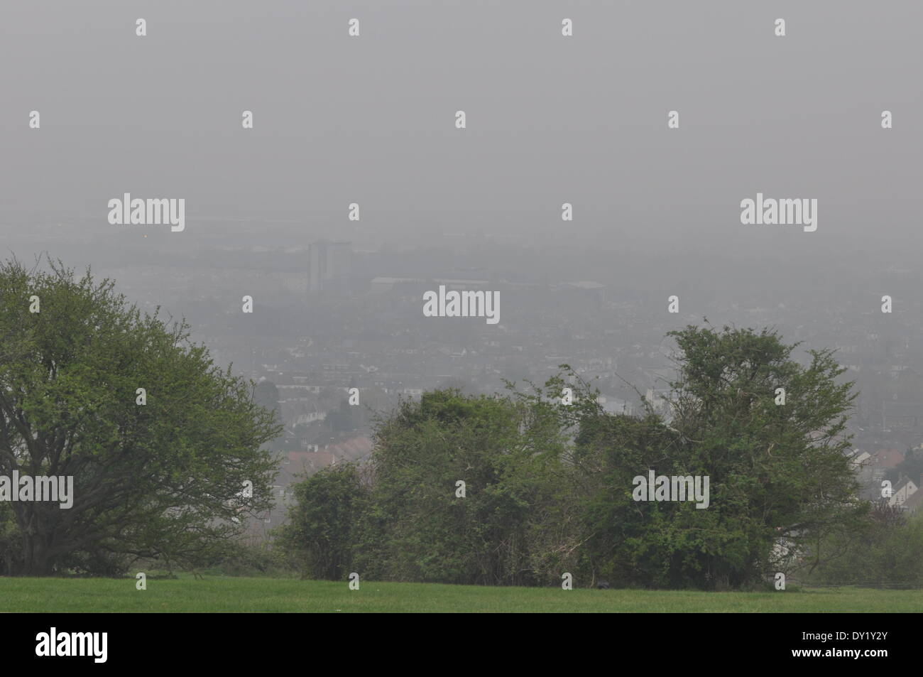 Portsmouth, Hampshire, Reino Unido. 3 de abril de 2014. Reino Unido afectadas por el smog procedentes del Sáhara, imagen tomada de Portsdown Hill, Hampshire, Reino Unido, abril 03rd 2014 Crédito: Flashspix/Alamy Live News Foto de stock